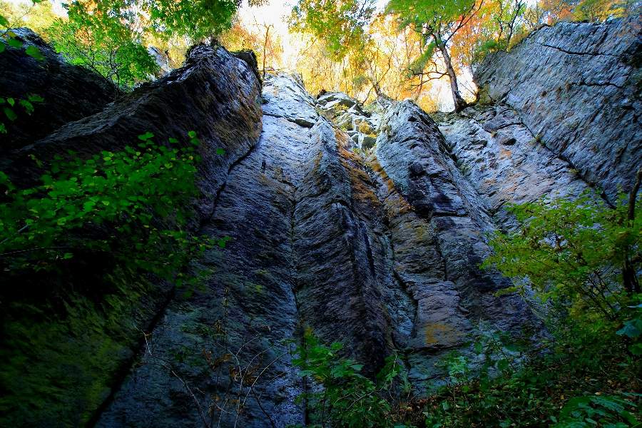 不動滝に向かう途中の岩壁