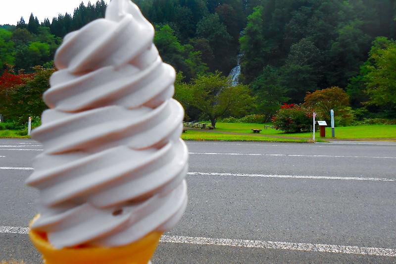 山ぶどうソフトクリームと七滝　（ななたき）　《日本の滝百選》　【秋田県小坂町】